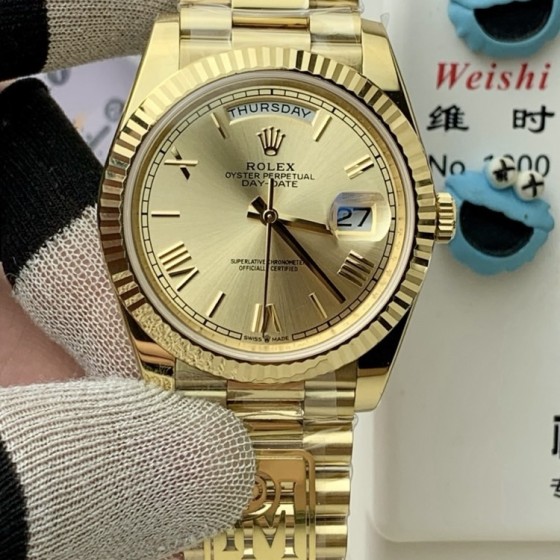 Sunday calendar series men's watch, gold dial, gold bezel, 40mm, gold President-style bracelet.