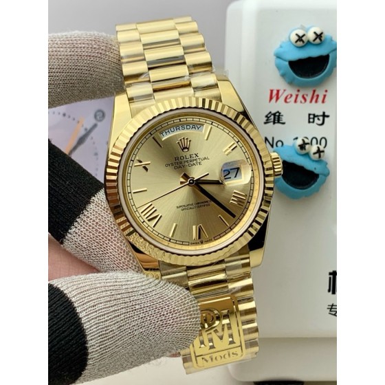 Sunday calendar series men's watch, gold dial, gold bezel, 40mm, gold President-style bracelet.