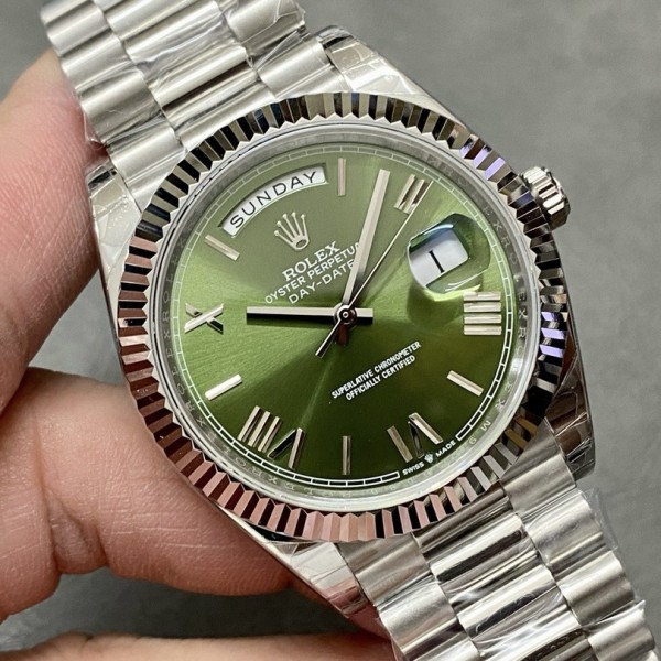 Sunday date display series men's watch, olive green dial, silver bezel, 40mm, silver President-style bracelet.