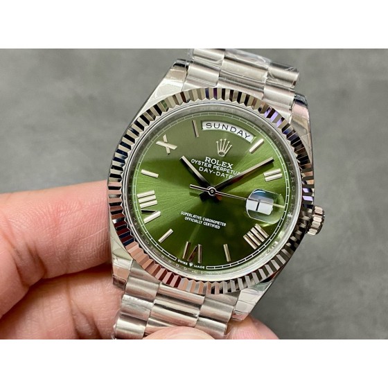 Sunday date display series men's watch, olive green dial, silver bezel, 40mm, silver President-style bracelet.