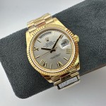 Sunday calendar series men's watch, silver dial, gold bezel, 40mm, gold President-style bracelet.