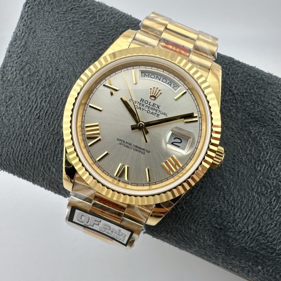 Sunday calendar series men's watch, silver dial, gold bezel, 40mm, gold President-style bracelet.