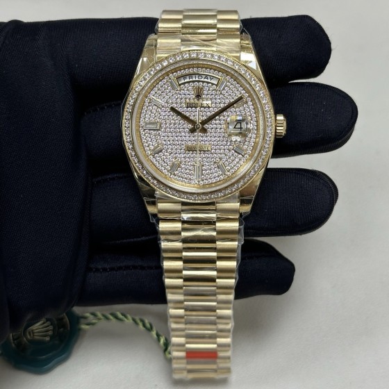 Sunday calendar series men's watch with full diamond dial, diamond-set bezel, and 41mm gold President-style bracelet.