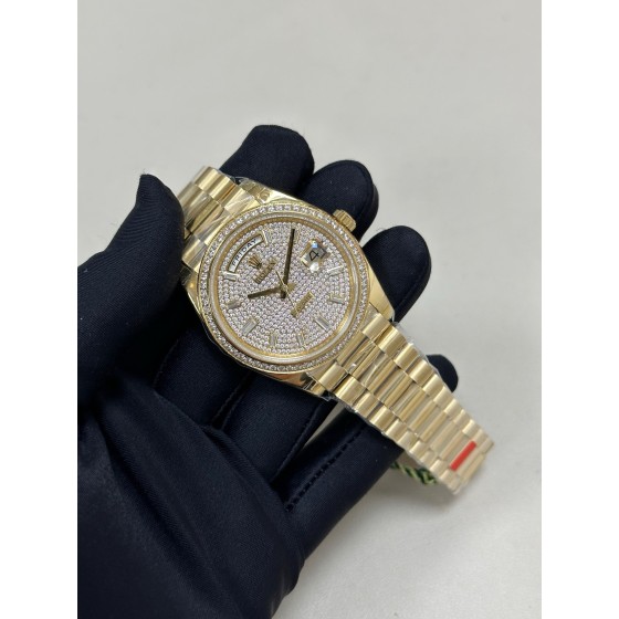 Sunday calendar series men's watch with full diamond dial, diamond-set bezel, and 41mm gold President-style bracelet.