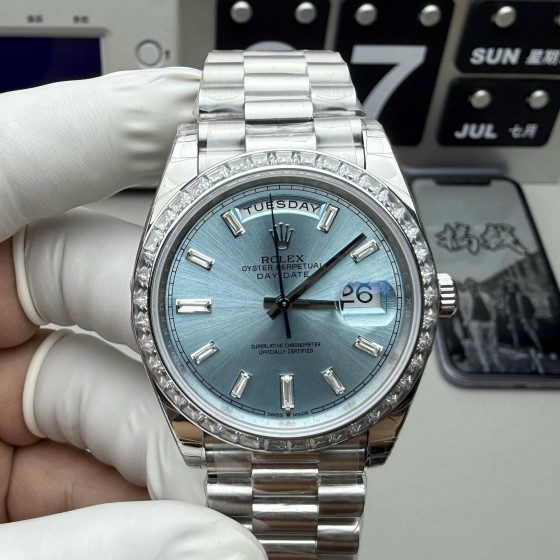 Sunday date display series men's watch, ice blue dial, diamond-set bezel, 40mm, silver President-style bracelet.