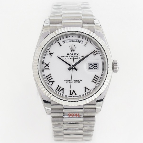 Sunday calendar series men's watch, white dial, silver bezel, 40mm, silver President-style bracelet.