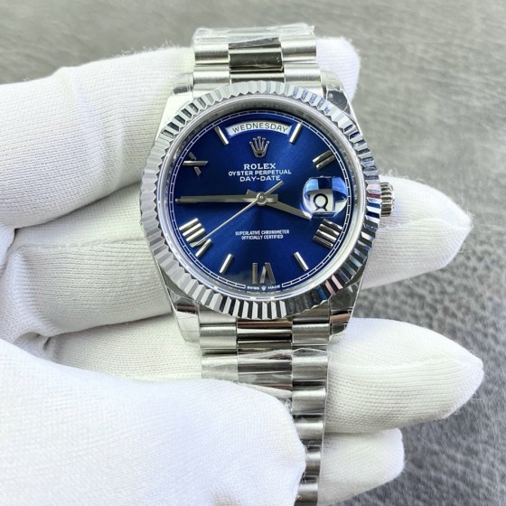 Sunday calendar series men's watch, blue dial, silver bezel, 40mm, silver President-style bracelet.