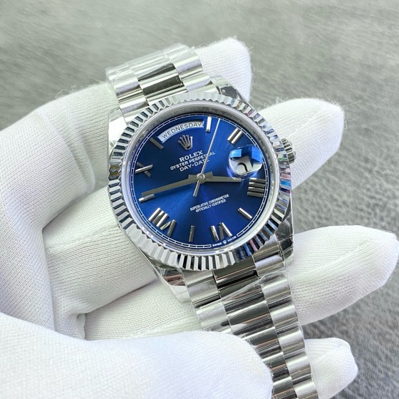 Sunday calendar series men's watch, blue dial, silver bezel, 40mm, silver President-style bracelet.