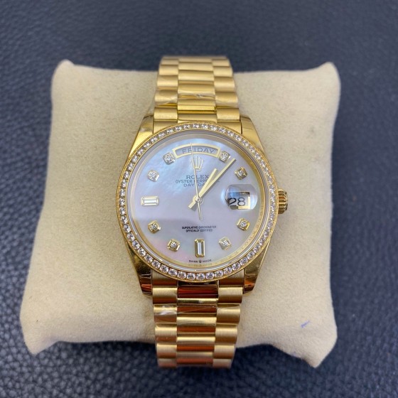 Sunday calendar series women's watch, mother-of-pearl dial, diamond-set bezel, 36mm, gold President-style bracelet.