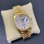 Sunday calendar series women's watch, mother-of-pearl dial, diamond-set bezel, 36mm, gold President-style bracelet.