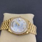 Sunday calendar series women's watch, mother-of-pearl dial, diamond-set bezel, 36mm, gold President-style bracelet.