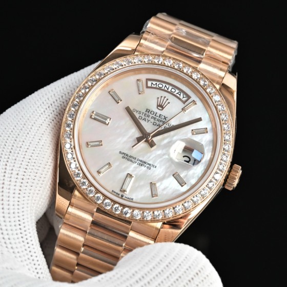 Sunday calendar series men's watch, mother-of-pearl dial, diamond-set bezel, 40mm, rose gold President-style bracelet.