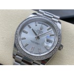 Sunday calendar series men's watch, silver dial, diamond-set bezel, 40mm, silver President-style bracelet.