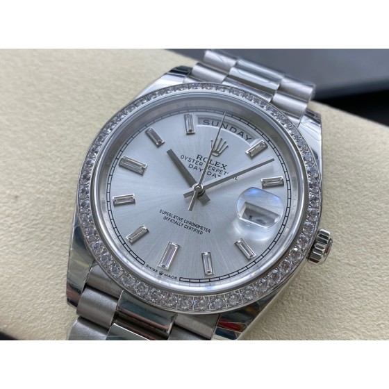Sunday calendar series men's watch, silver dial, diamond-set bezel, 40mm, silver President-style bracelet.