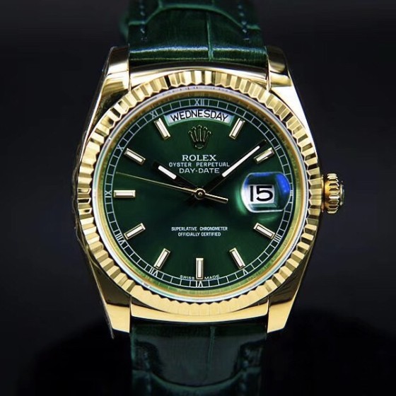 Sunday calendar series women's watch, green dial, gold bezel, 36mm, green leather strap.