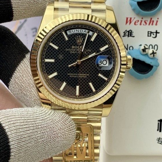 Sunday calendar series men's watch, black dial, gold bezel, 40mm, gold President-style bracelet.