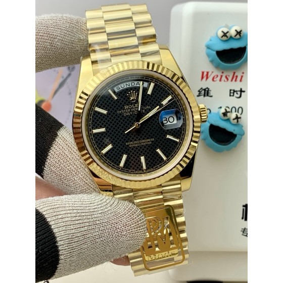 Sunday calendar series men's watch, black dial, gold bezel, 40mm, gold President-style bracelet.
