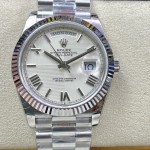 Sunday calendar series men's watch, white dial, silver bezel, 40mm, silver President-style bracelet.