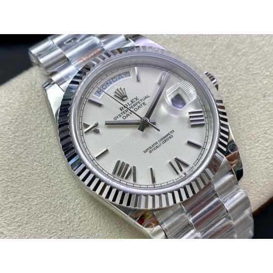 Sunday calendar series men's watch, white dial, silver bezel, 40mm, silver President-style bracelet.