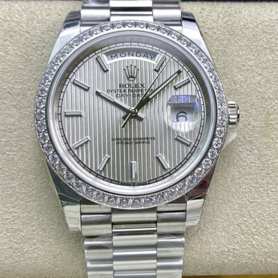 Sunday calendar series men's watch, silver dial, diamond-set bezel, 40mm, silver President-style bracelet.