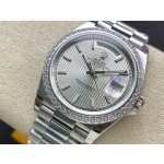 Sunday calendar series men's watch, silver dial, diamond-set bezel, 40mm, silver President-style bracelet.