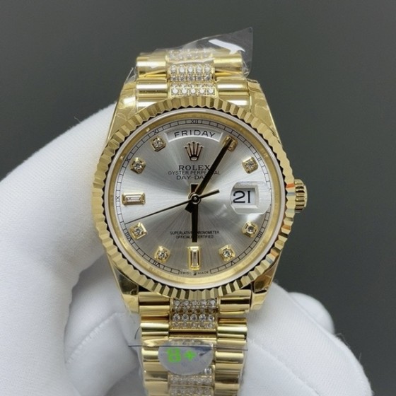 Sunday Calendar series women's watch, silver-gray dial, gold bezel, 36mm, with diamond-set gold President-style bracelet.