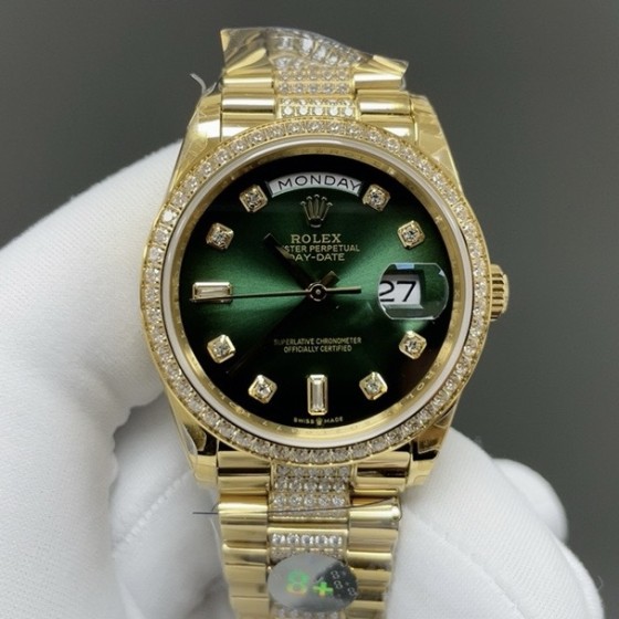 Sunday date display series women's watch, green dial, diamond-set bezel, 36mm, with diamond-set gold President-style bracelet.