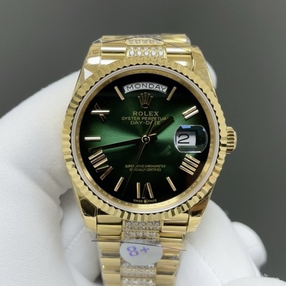Sunday Calendar series women's watch, green dial, gold bezel, 36mm, with diamond-set gold President-style bracelet.