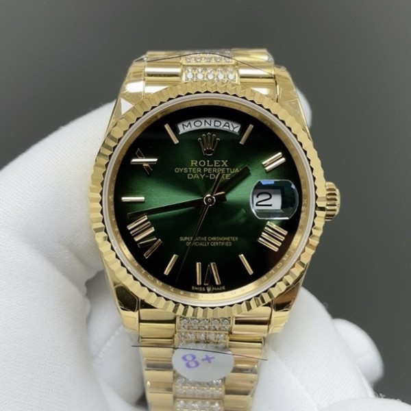 Sunday Calendar series women's watch, green dial, gold bezel, 36mm, with diamond-set gold President-style bracelet.