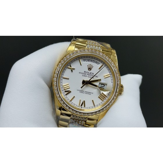 Sunday calendar series women's watch, white dial, gold bezel, 36mm, with diamond-set gold President-style bracelet.