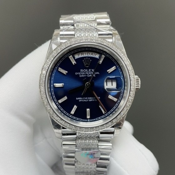 Sunday calendar series women's watch, blue dial, diamond-set bezel, 36mm, diamond-set silver President-style bracelet.