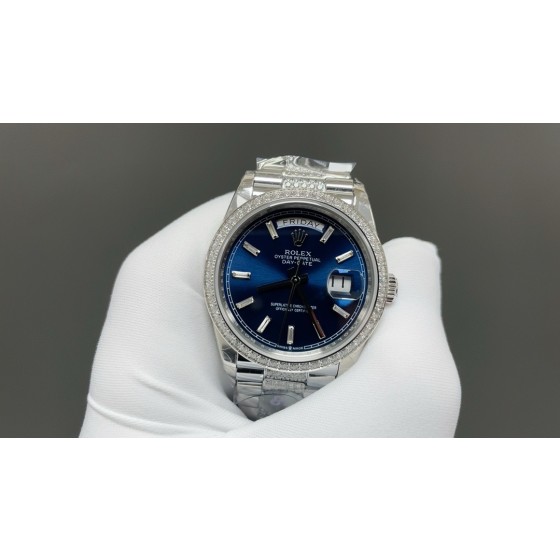 Sunday calendar series women's watch, blue dial, diamond-set bezel, 36mm, diamond-set silver President-style bracelet.