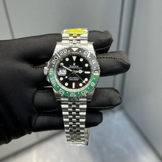 Greenwich series, black dial, black and green bezel, 40 mm, silver five-link bracelet.