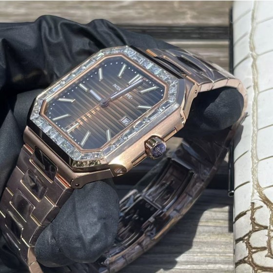 Patek Philippe Cubitus Collection: 45mm dial, 8.6mm thickness.