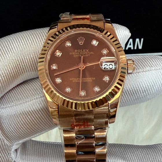Log-style chocolate dial, 31mm, rose gold strap.