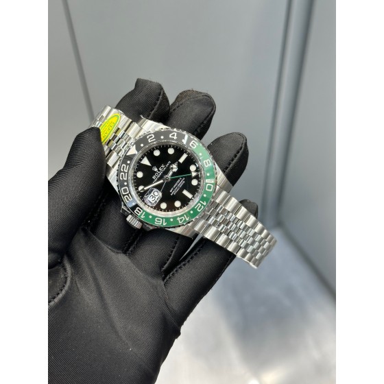 Greenwich series, black dial, black and green bezel, 40 mm, silver five-link bracelet.
