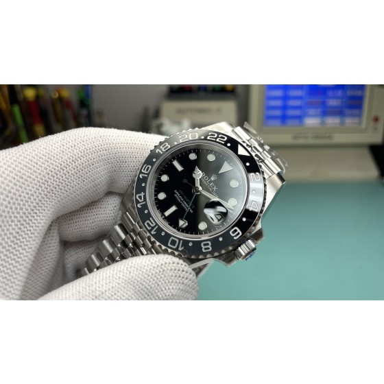 Greenwich series, black dial, black and gray bezel, 40 mm, silver five-link bracelet.