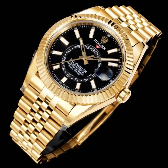 Navigator series men's watch, black dial, gold bezel, 42mm, gold five-link bracelet.