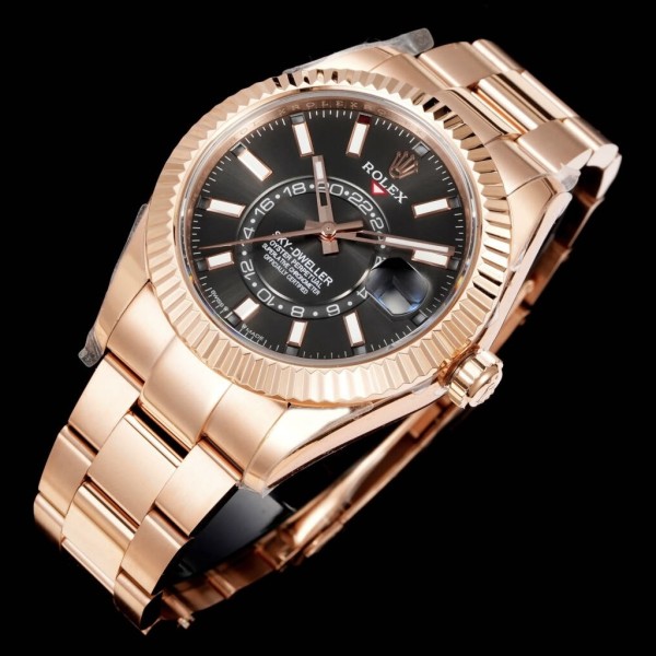 Voyager series men's watch, bright black dial, rose gold bezel, 42mm, rose gold Oyster bracelet.