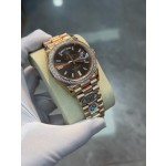 Sunday calendar series men's watch, brown dial, diamond-set bezel, 40mm, rose gold President-style bracelet.