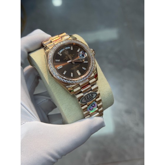 Sunday calendar series men's watch, brown dial, diamond-set bezel, 40mm, rose gold President-style bracelet.