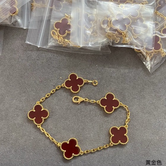 Four-leaf clover red chalcedony gold bracelet