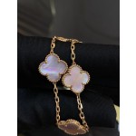 Four-leaf clover and mother-of-pearl five-flower bracelet