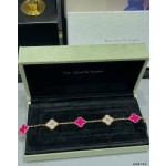 Four-leaf clover, rose red, interspersed with gold diamonds, five-flower bracelet.