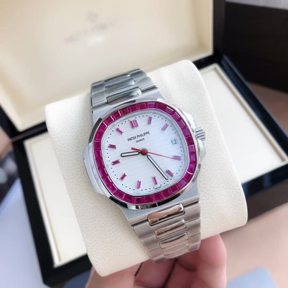 Patek Philippe Nautilus 5711, white dial, 40mm diameter, 8.8mm thickness.