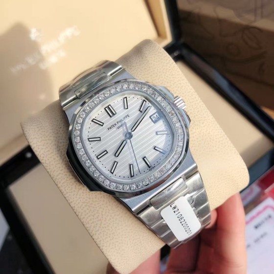 Patek Philippe sports watch: 40mm dial, 8.8mm thickness.