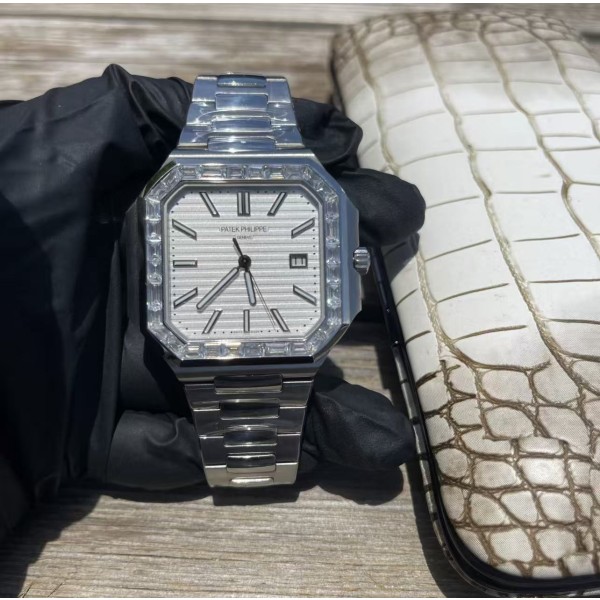 Patek Philippe Cubitus Collection: 45mm dial, 8.6mm thickness.
