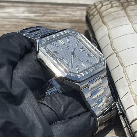 Patek Philippe Cubitus Collection: 45mm dial, 8.6mm thickness.