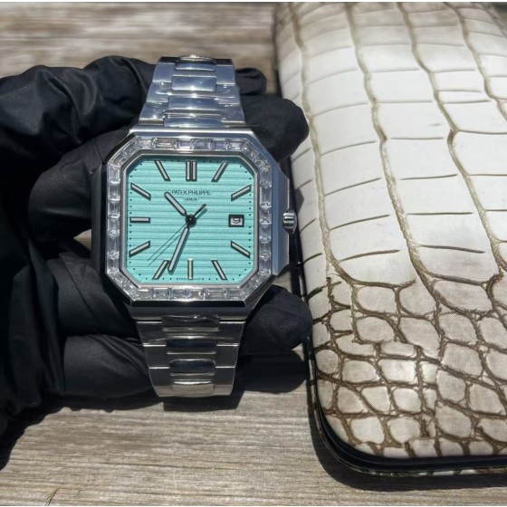Patek Philippe Cubitus Collection: 45mm dial, 8.6mm thickness.